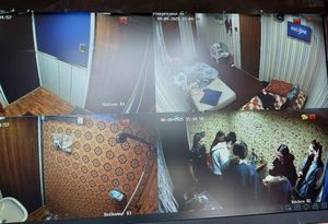 Zdjęcie w kolorze przedstawia ekran monitora z podglądem na grupę młodzieży przebywającą we wnętrzu pomieszczeń &quot; escape trucka&quot;.