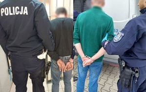 Zdjęcie w kolorze przedstawia dwa sklejone ze sobą zdjęcia na których zatrzymani stoją tyłem do obiektywu w kajdankach na ręce trzymane z tyłu. Obok nich po zewnętrznej stronie stoją policjanci.