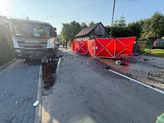 zdjęcie kolorowe: miejsce zdarzenia śmiertelnego wypadku drogowego