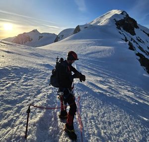 Alpinista w drodze na szczyt Mont Blanc.