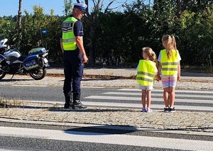 policjant i dzieci na przejściu dla pieszych