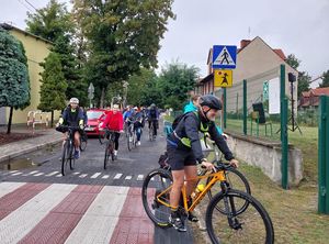 Zdjęcie w kolorze przedstawia uczestników rajdu wjeżdzających na boisko przy Szkole Podstawowej nr 1 w Olesnie.