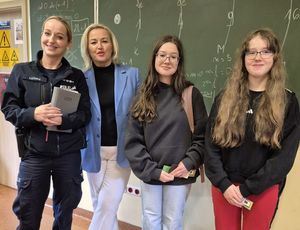 Zdjęcie przedstawia od lewej policjantkę , panią Rzecznik Konsumenta oraz dwie uczennice.