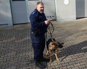 zdjęcie: policjant ze swoim psem służbowym