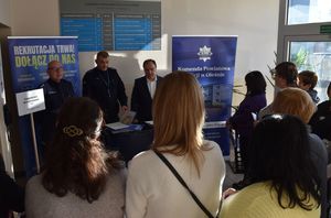 Zdjęcie w kolorze przedstawia punkt zbiórki w budynku KPP Olesno, zebrani w miejscu to pracownicy cywilni oraz policjanci.