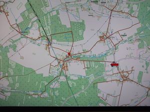 Zdjęcie w kolorze, przedstawia wyświetlona na monitorze mapę z obszarem poszukiwań.