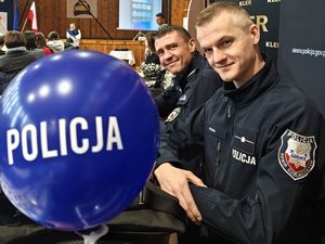 Zdjęcie w kolorze przedstawia stoisko policyjne z funkcjonariuszami, którzy pozują do zdjęcia.