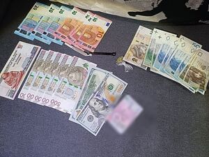 Zdjęcie w kolorze przedstawia kilkanaście banknotów w różnych nominałach i walutach. Głównie polski złoty, euro, dolar amerykański i funt egipski.