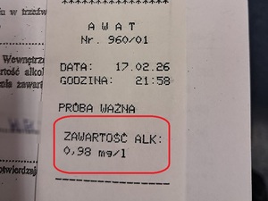 Zdjecie w kolorze przedstawia wydruk z alkosensora z wynikiem 0.98 miligrama / litr