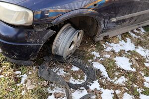 Zdjęcie w kolorze przedstawia fragment pojazdu z felgą bez opony.