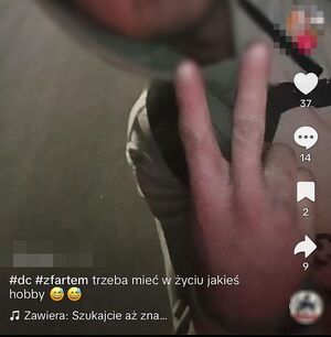 Zdjęcie w kolorze - zrzut z ekranu smartfona z częściowo zamazanym wizerunkiem mężczyzny z podpisami w lewym dolnym rogu: z fartem trzeba mieć w życiu jakies hobby.