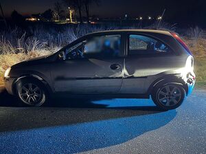 Zdjęcie w kolorze przedstawia pojazd stojący na poboczu w porze nocnej.