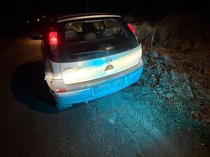 Zdjęcie w kolorze przedstawia pojazd stojący na poboczu w porze nocnej.