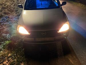 Zdjęcie w kolorze przedstawia pojazd stojący na poboczu w porze nocnej.