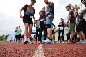 Zdjęcie w kolorze przedstawia policjantów w strojach sportowych