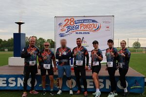 Zdjęcie w kolorze przedstawia grupę policjantów w strojach sportowych