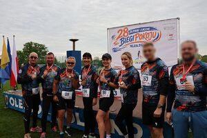 Zdjęcie w kolorze przedstawia grupę policjantów w strojach sportowych