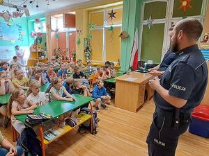 Zdjęcie w kolorze przedstawia spotkanie dzieci z policjantami.