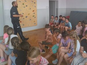 Zdjęcie w kolorze przedstawia spotkanie dzieci z policjantami w klasie.