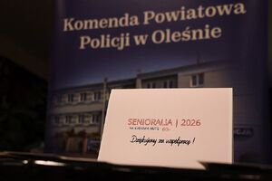 Zdjęcie w kolorze przedstawia kartkę  z podziękowaniami za udział stojącą na pulpicie stoiska policyjnego