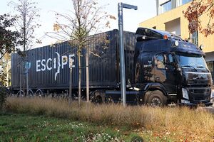 Na zdjęciu widać czarną ciężarówkę