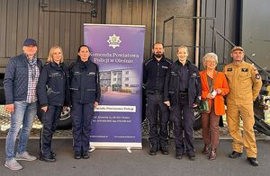 Zdjęcie przedstawia umundurowanych policjantów, umundurowanego strażaka PSP w Oleśnie, kobietę i mężczyznę