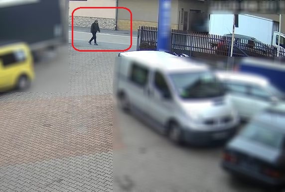Podczas wędrówki ukradł portfel i samochód, a później pijany wjechał nim do rowu
