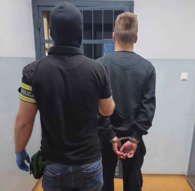 zdjęcie kolorowe: podejrzany zatrzymany przez namysłowskich policjantów