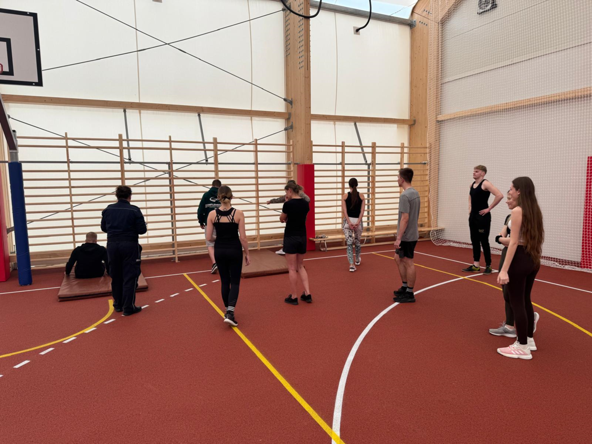 zdjecie kolorowe: zajęcia sportowe na sali sportowej