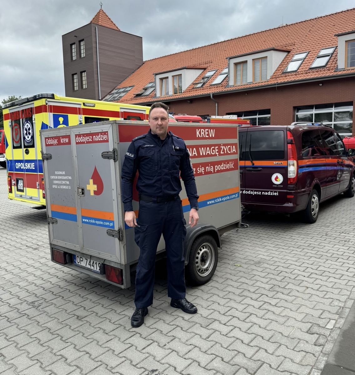 zdjęcie kolorowe: policjant oddający honorowo krew