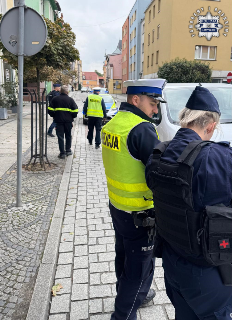 zdjęcie: policjanci na miejscu zdarzenia