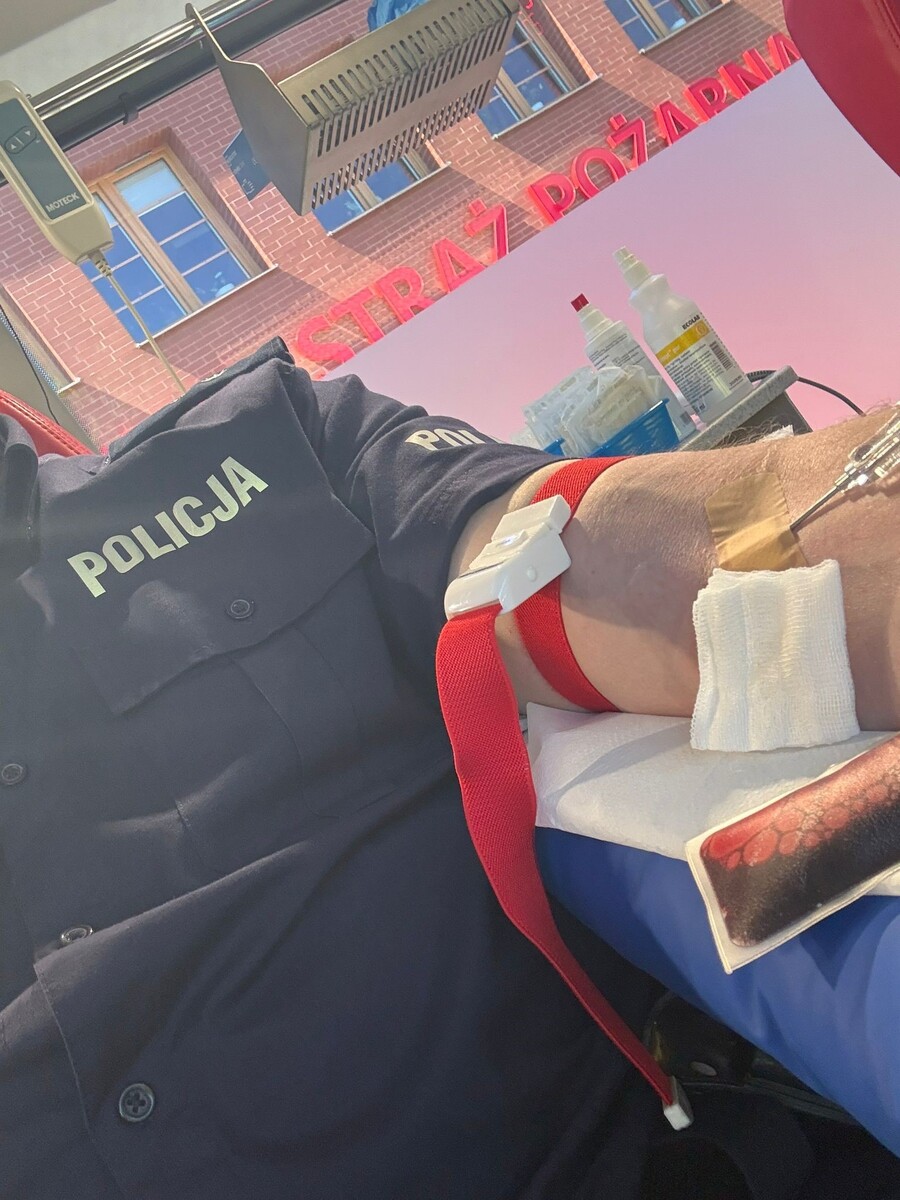 zdjęcie: policjant oddający krew