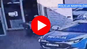 screen z monitoringu - policjanci zatrzymują mężczyznę