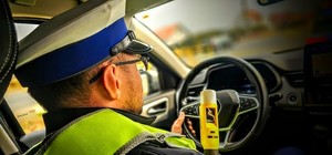 zdjęcie kolorowe: policjant ruchu drogowego