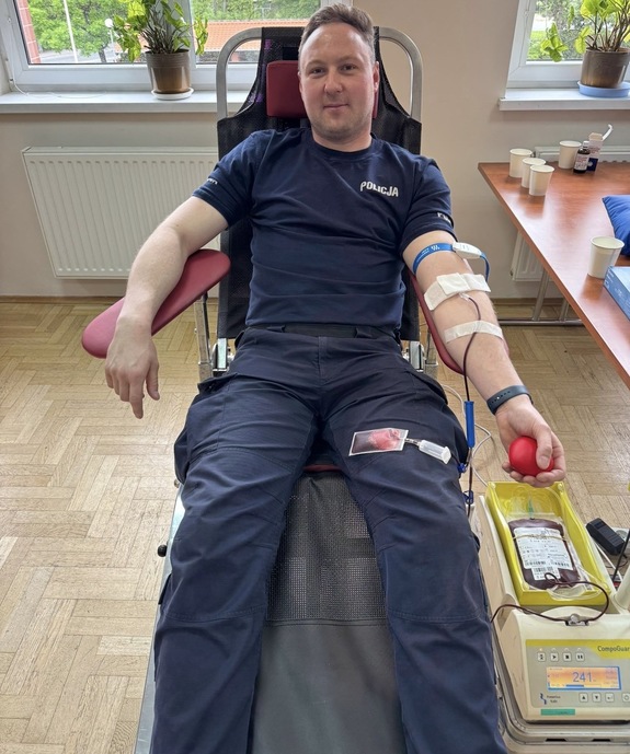 zdjęcie kolorowe: namysłowski policjant oddający honorowo krew