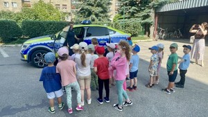 zdjęcie kolorowe: przedszkolaki podczas wizyty w namysłowskiej komendzie