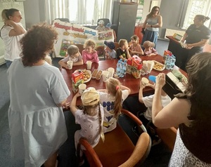zdjęcie kolorowe: przedszkolaki podczas wizyty w namysłowskiej komendzie