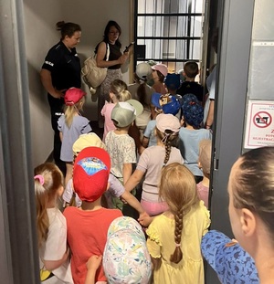 zdjęcie kolorowe: przedszkolaki podczas wizyty w namysłowskiej komendzie