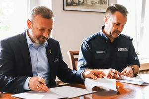 zdjęcie: Komendant Powiatowy Policji w Namysłowie mł. insp. Przemysław Stankiewicz oraz Burmistrz Miasta Namysłów Pan Jacek Fior