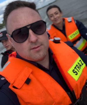 zdjęcie kolorowe: namysłowscy policjanci podczas działań ze strażakami