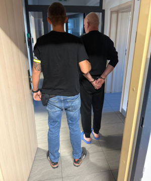 zdjęcie: zatrzymany przez policjantów mężczyzna