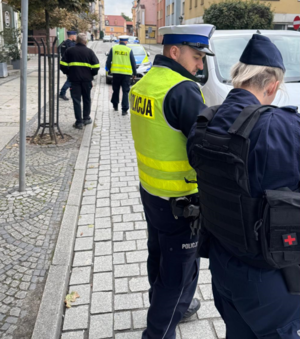 zdjęcie: policjanci na miejscu zdarzenia