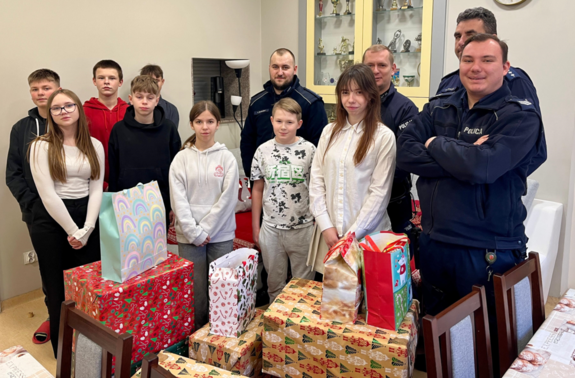 zdjęcie: policjanci podczas przekazania świątecznych prezentów