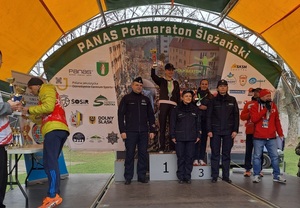 zdjęcie: policjantka na podium