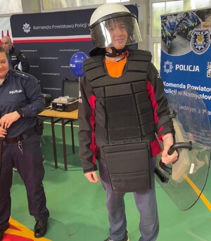 młodzież z policjantami