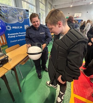 młodzież z policjantami
