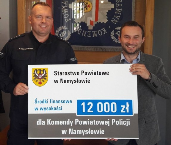 Komendant KPP w Namysłowie z namysłowskim Wicestarostą.