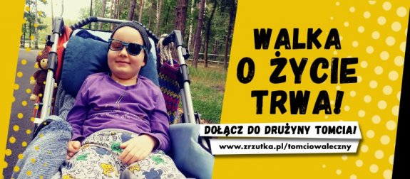 Mały chłopiec siedzi na wózku inwalidzkim z zaklejonym jednym okiem z powodu choroby glejaka mózgu.