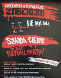 Plakat promujący życie bez uzależnień, z hasłem &quot;Narkotyki i dopalacze zabijają&quot;.