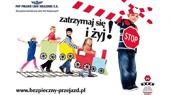 Plakat promujący bezpieczne przejeżdżanie przez tory kolejowe, na którym narysowany jest pociąg i uśmiechnięte dzieci.
